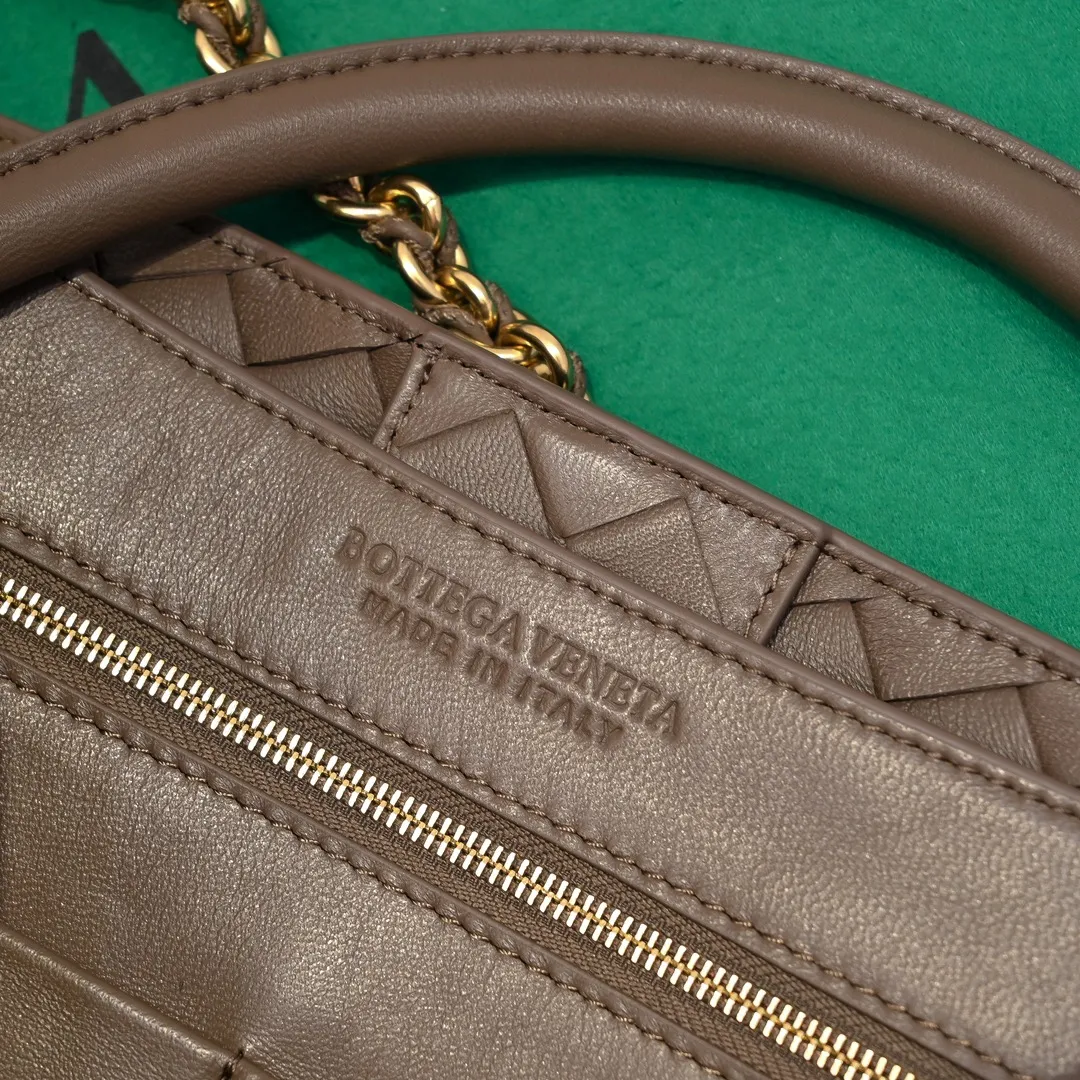 Batch 2460 BOTTEGA VENETA 2024 spring and summer new small ANDIAMO chain bag is also available! 🔥🔥I believe many friends have been waiting for a long time. The metallic chain adds a touch of sophistication to the original softness and elegance of Andiamo. The collision of classic craftsmanship and elegance creates a different kind of beauty. Style number: 6009 Size: 32*24*12cm